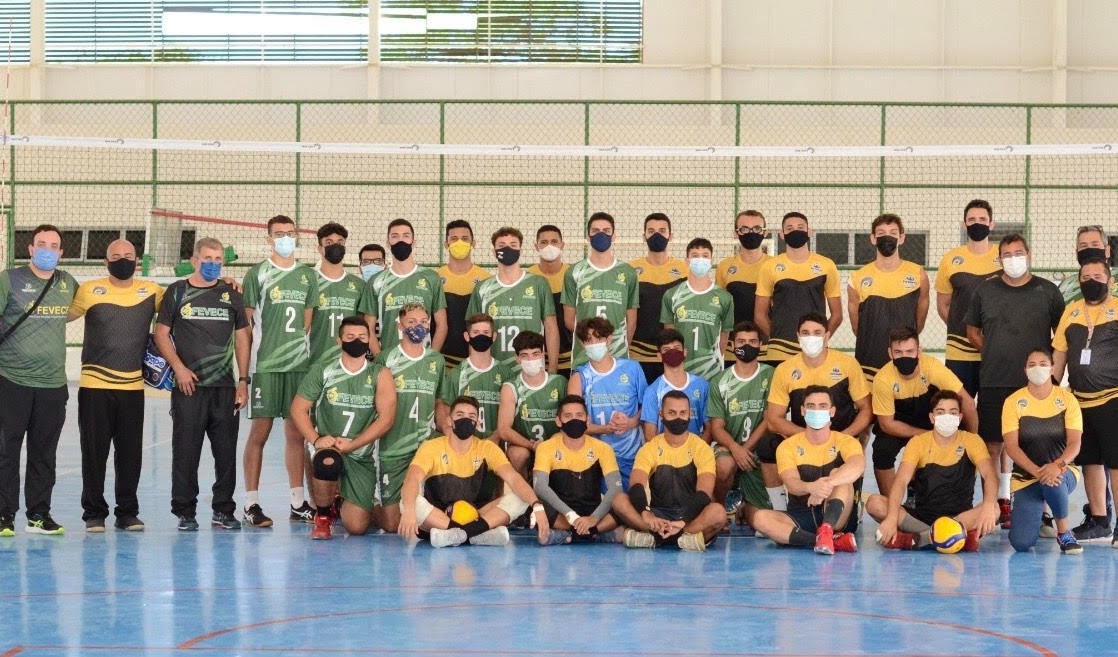 equipe de vôlei da Rede Cuca posa para a foto